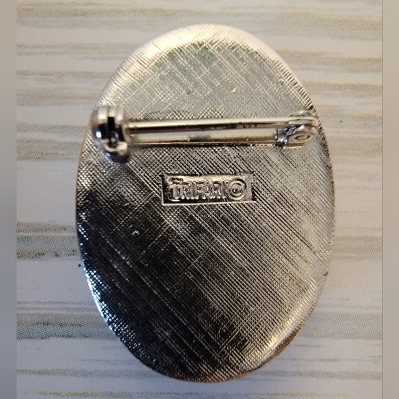 J2 Vintage Trifari Cameo Brooch - Picture 2 of 3